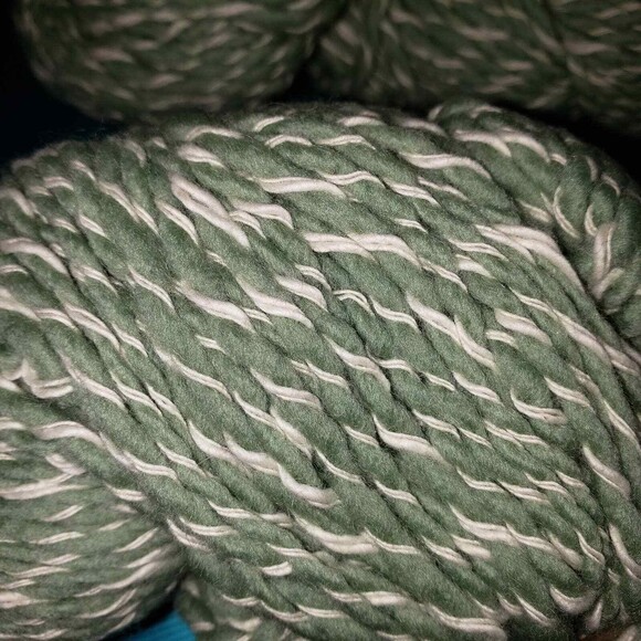 Imperial Yarns Anna in 331 Honeydew (green) - 2 ply wool/cotton - NEW - Picture 4 of 4